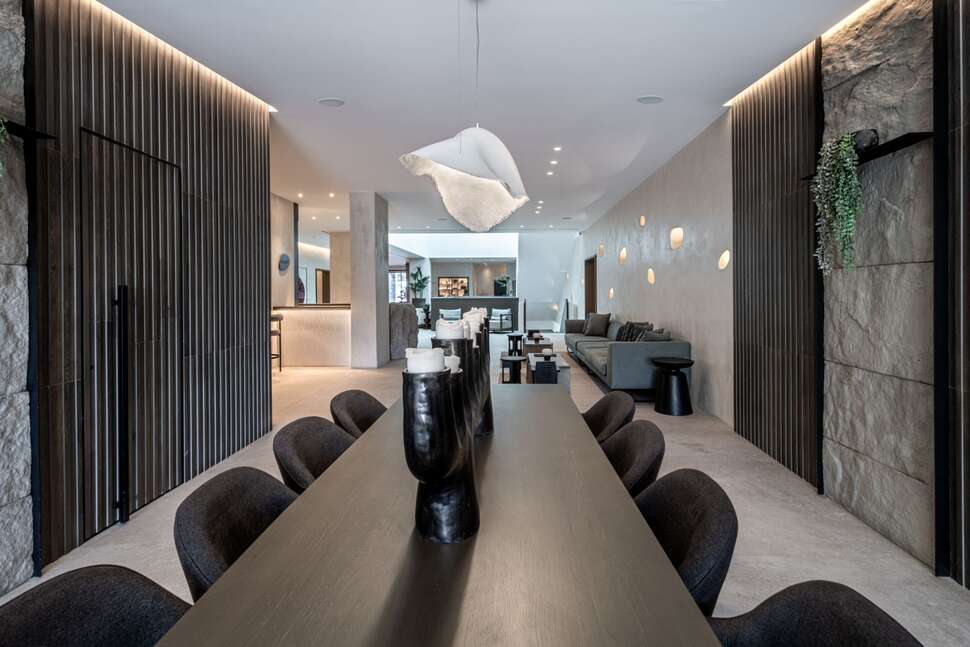 Een foto van het interieur van Aeonic Suites & Spa