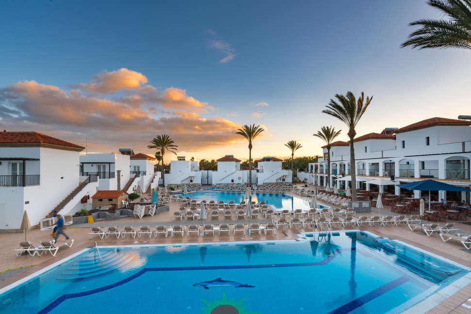 Een foto van het zwembad bij Broncemar Beach Aparthotel