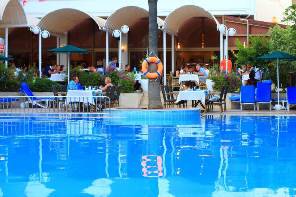 Een foto van het zwembad bij Hotel Kaya Maris