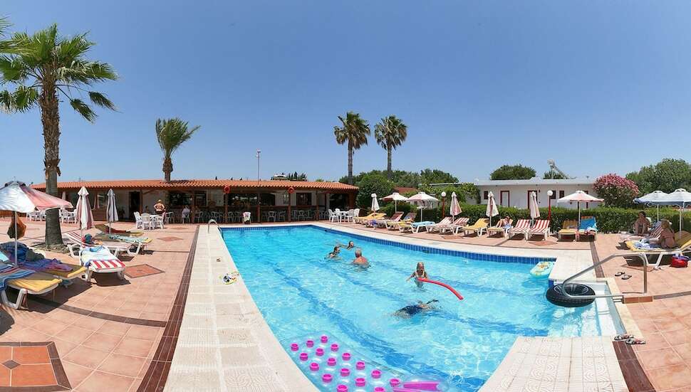 Een foto van het zwembad bij Sandy's Studios & Log Villas