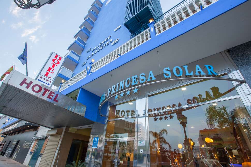 Een foto van de buitenkant van Hotel Princesa Solar