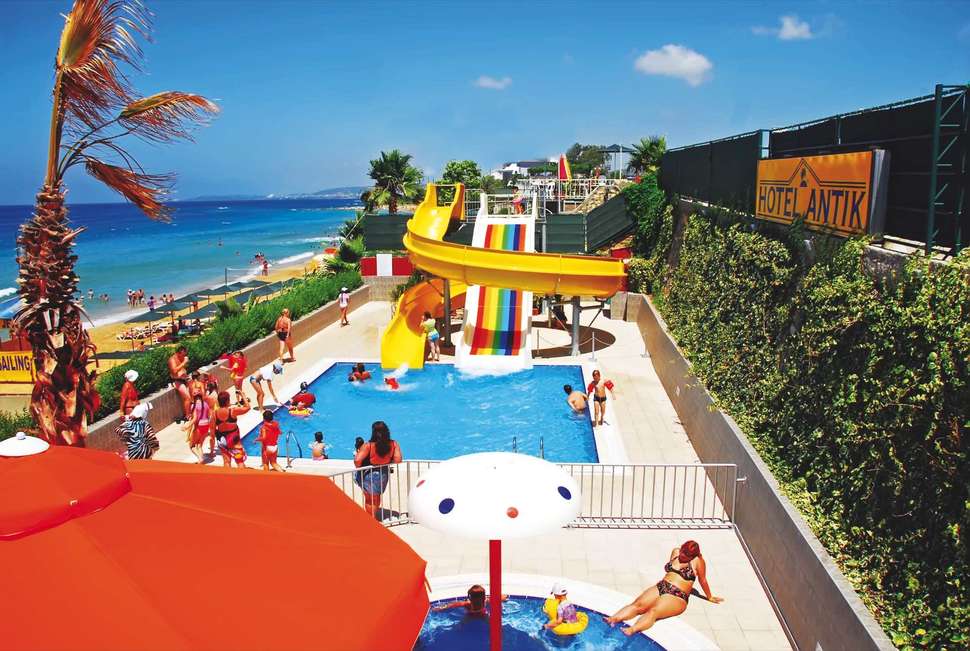 Een foto van het zwembad bij Antik Garden Hotel