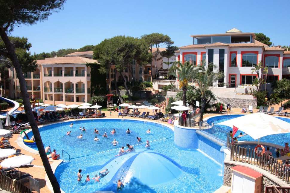Een foto van het zwembad bij Hotel Zafiro Cala Mesquida