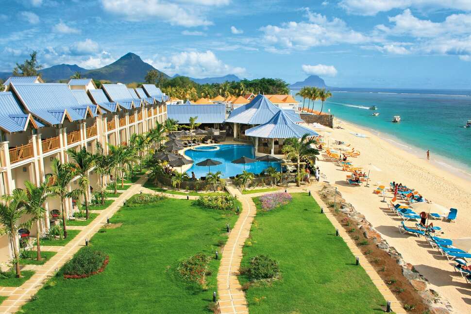 Ein Foto vom Pool im Pearle Beach Resort & Spa