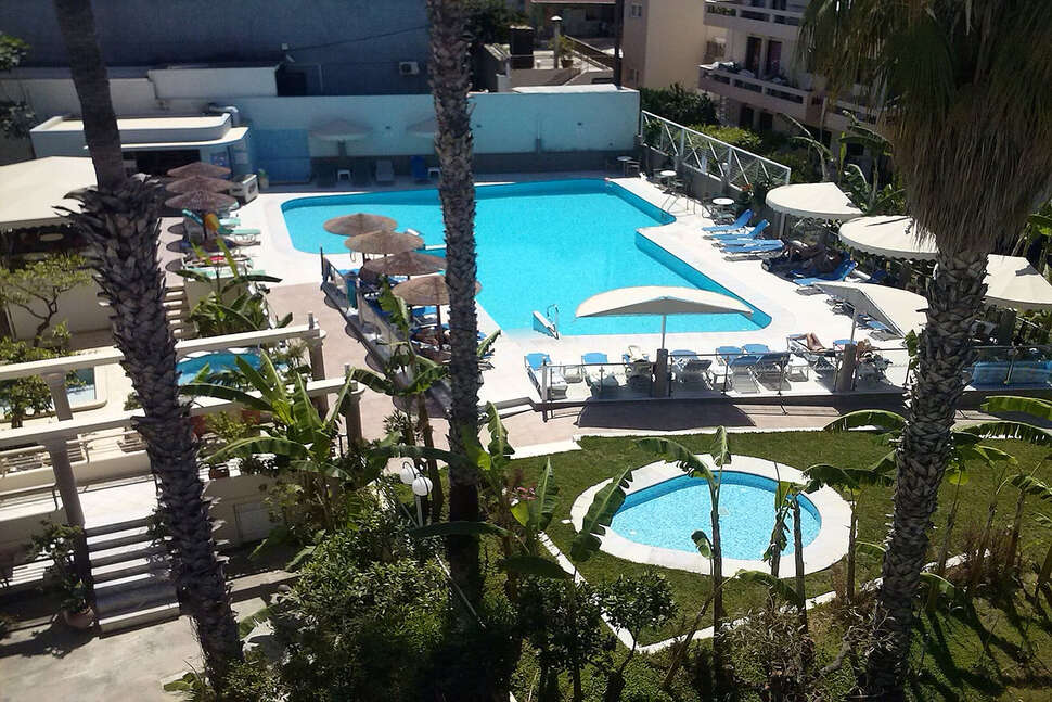 Een foto van het zwembad bij Astron Hotel Kos