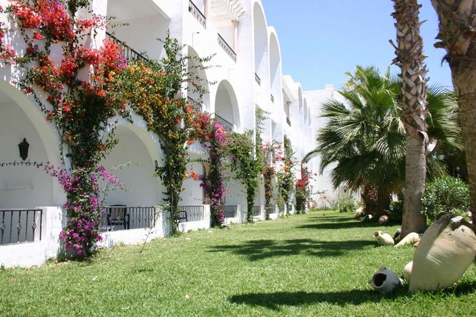 Een foto van de buitenkant van Hotel Nesrine