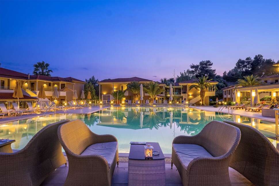 Een foto van het zwembad bij Lagomandra Beach Hotel & Suites