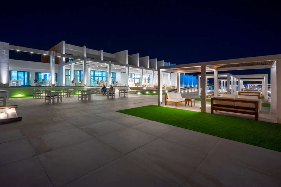 Een foto van het terras bij Kamari Plus Hotel