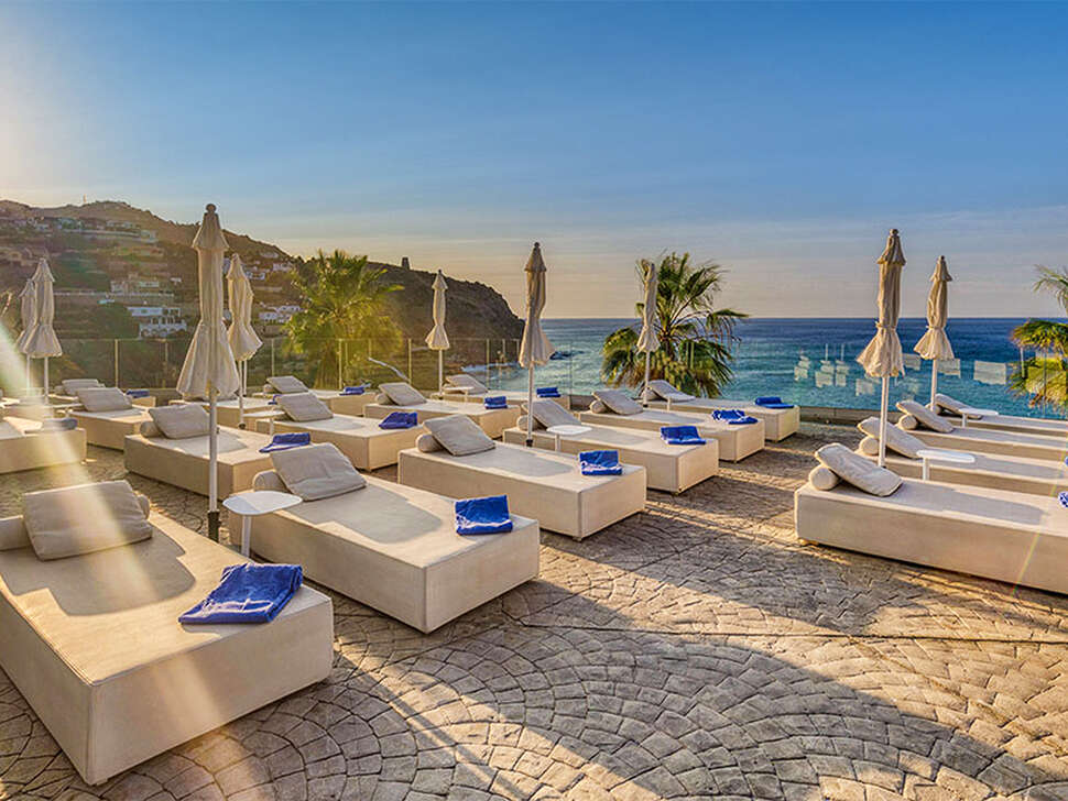 Een foto van het terras bij Playacalida Hotel