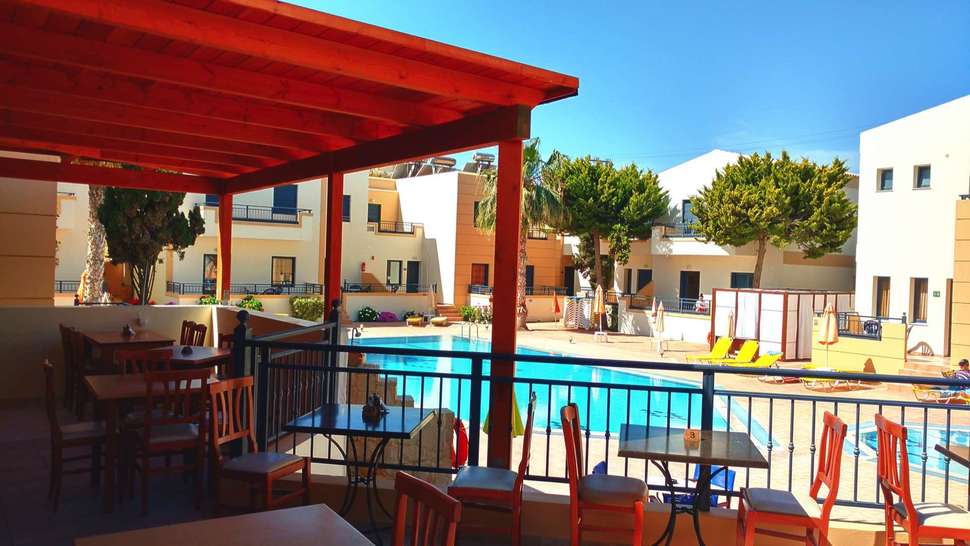 Een foto van het terras bij Blue Aegean Hotel & Suites