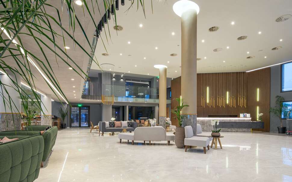 Een foto van het interieur van Portes Lithos Luxury Resort