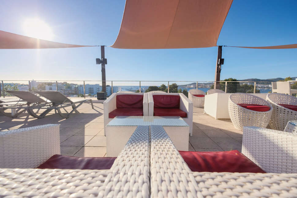 Een foto van het terras bij azuLine Hotel Bergantin
