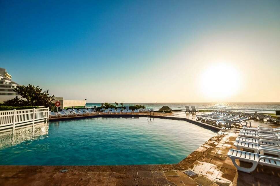 Een foto van het zwembad bij Park Royal Cancun All Inclusive