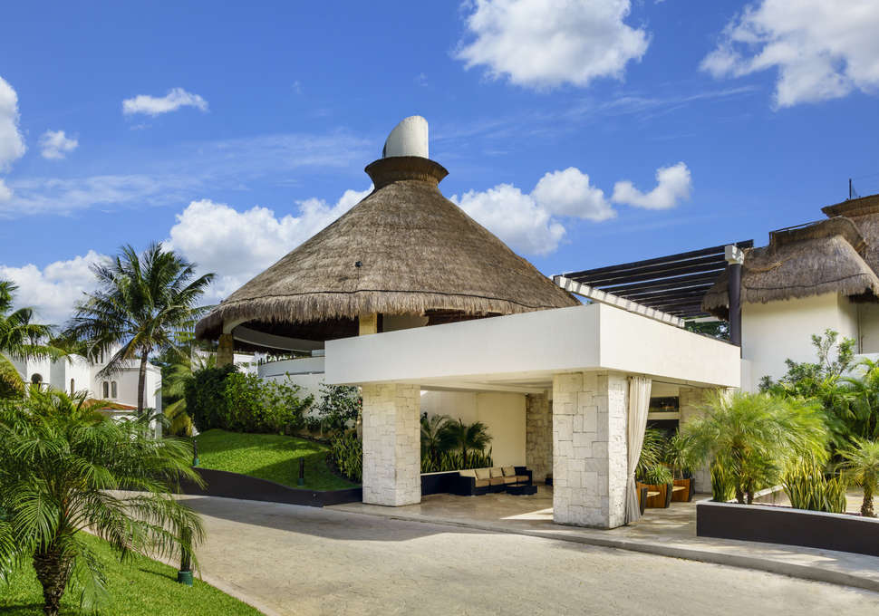 Een foto van de buitenkant van The Reef Playacar Resort