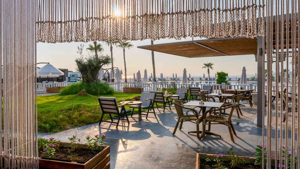 Een foto van het terras bij Flora Garden Beach Hotel