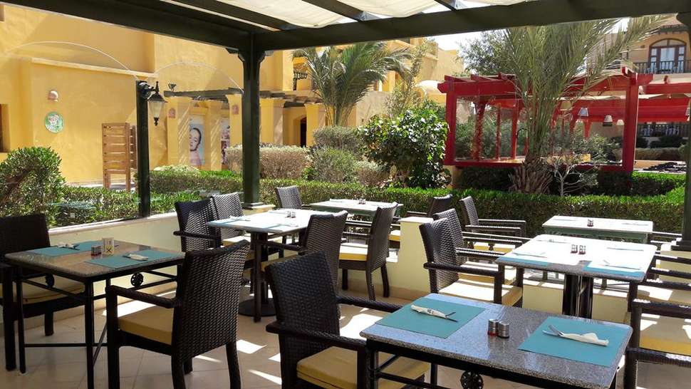 Een foto van het terras bij The Three Corners Rihana Resort