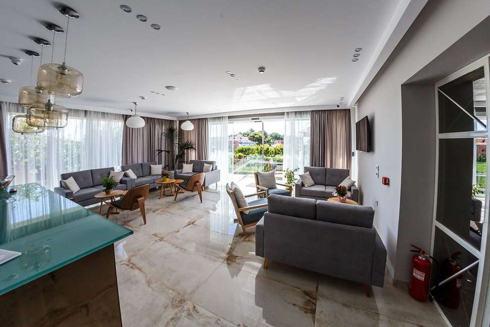 Ein Foto vom Innenbereich im Porto Planos Beach Hotel