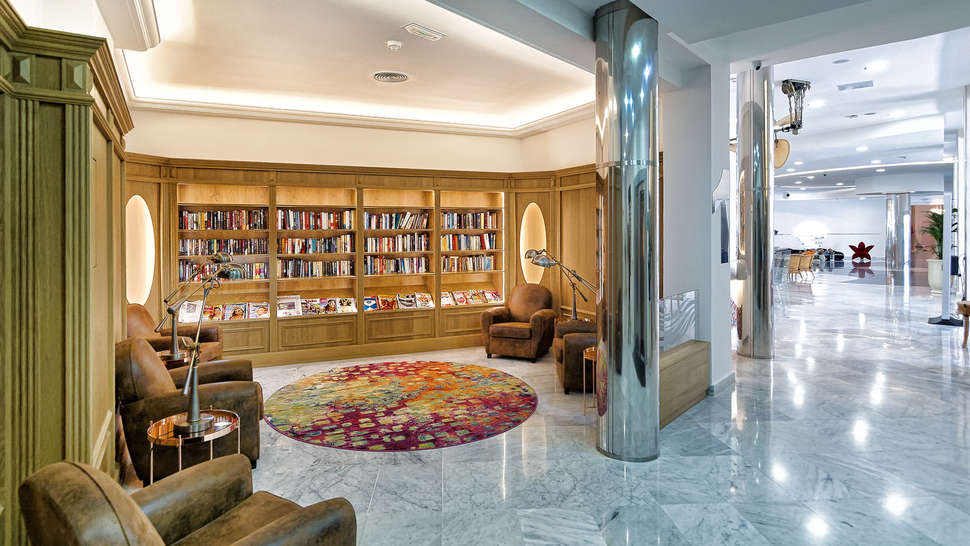 Een foto van het interieur van Bull Hotel Escorial & Spa