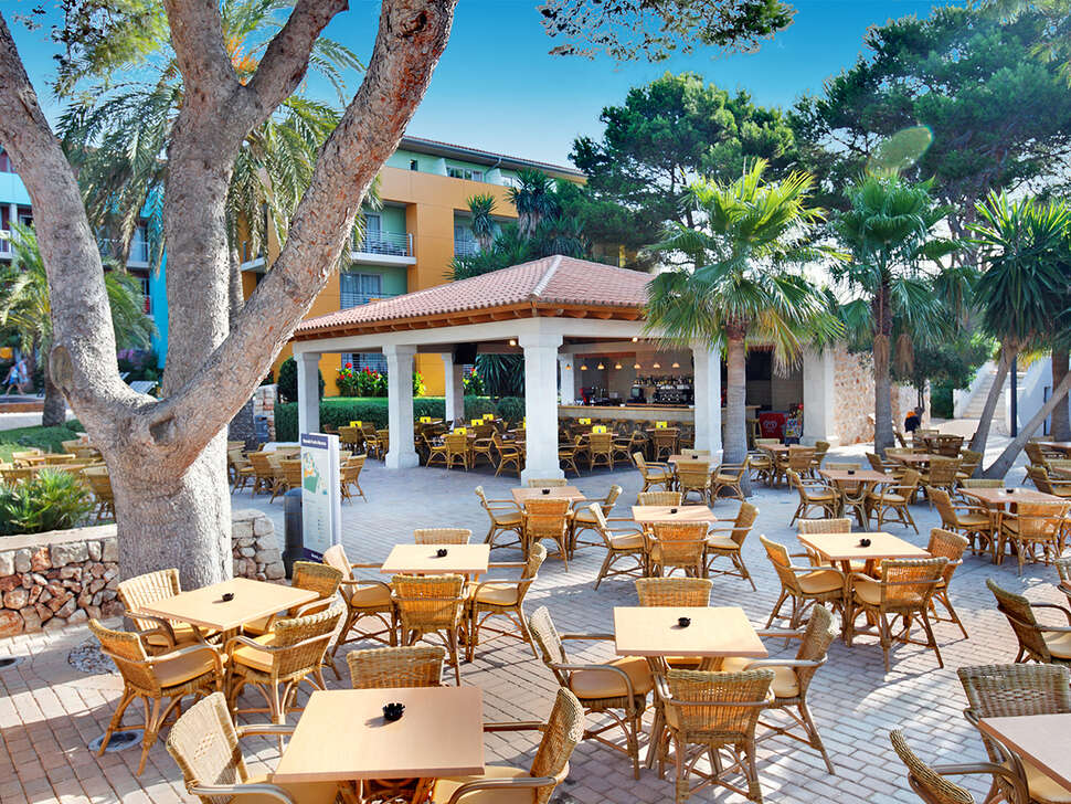 Een foto van het terras bij Hotel Seth Punta Prima