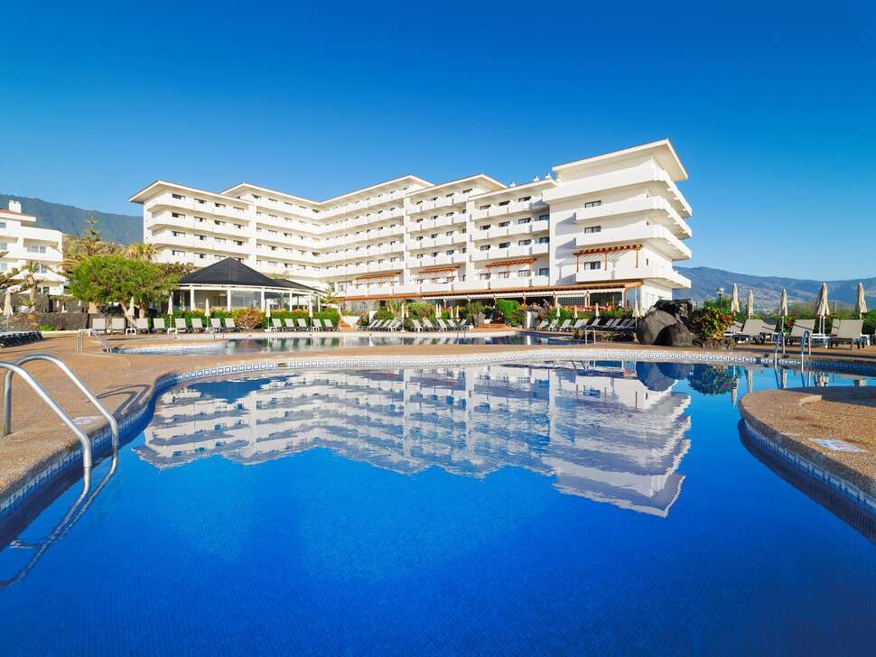 Een foto van het zwembad bij H10 Taburiente Playa