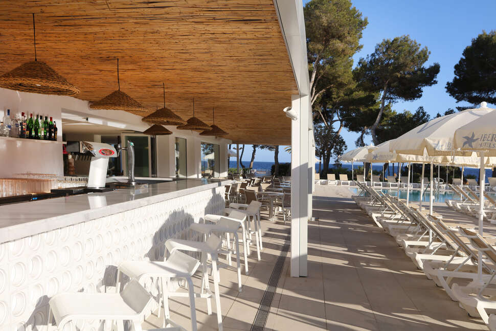 Een foto van het terras bij Iberostar Selection Santa Eulalia Ibiza