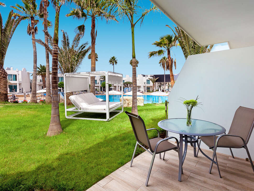 Een foto van het terras bij Barcelo Corralejo Sands
