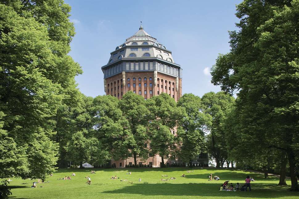 Een foto van de buitenkant van Mövenpick Hotel Hamburg