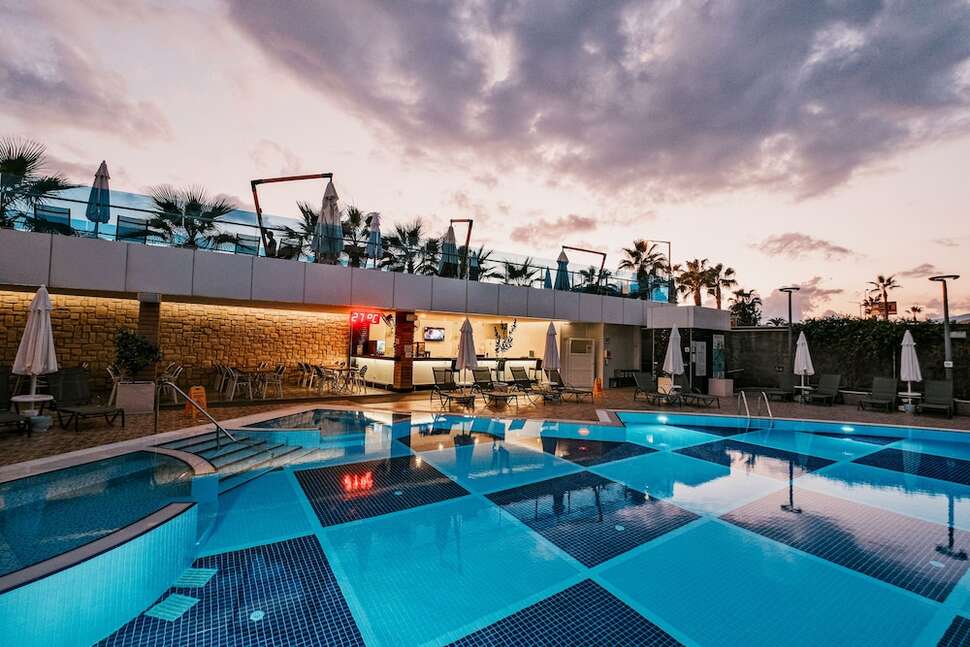 Een foto van het zwembad bij Sunprime C-Lounge