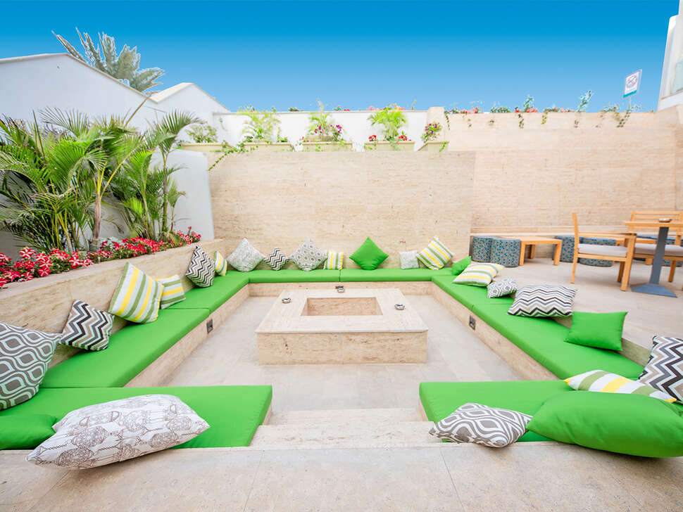 Een foto van het terras bij Sunrise Holidays Resort