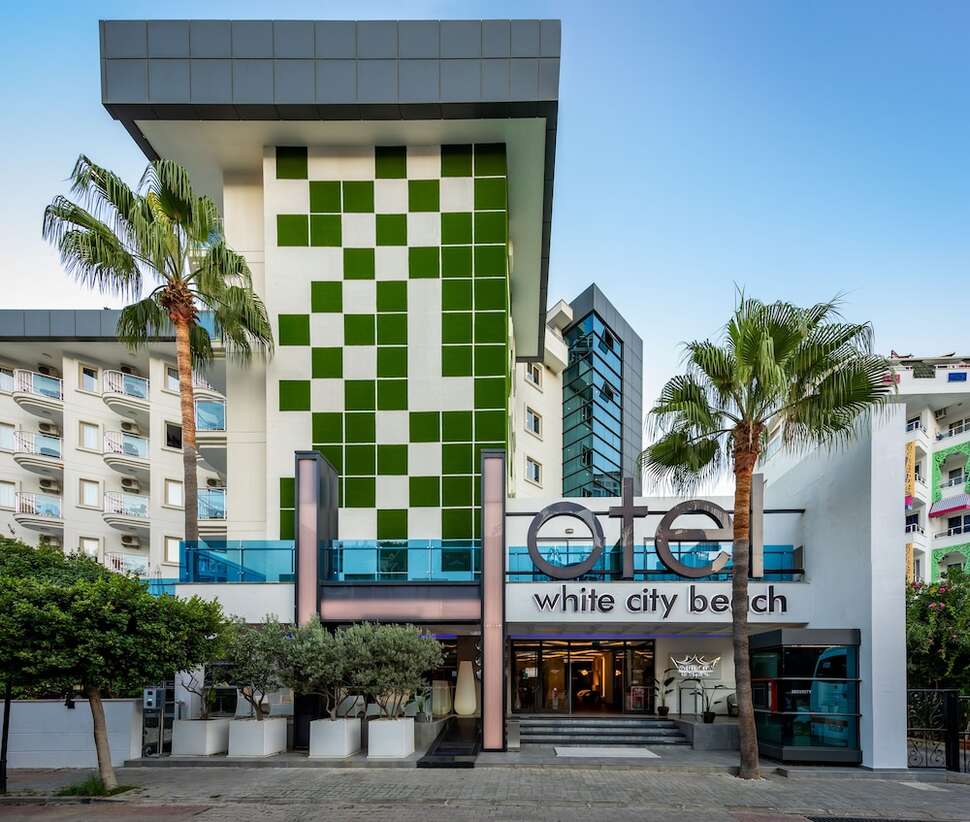 Een foto van de buitenkant van White City Beach Hotel