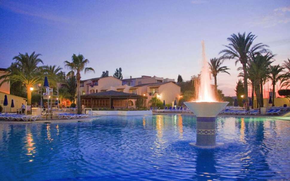 Een foto van het zwembad bij Globales Bouganvilla Aparthotel