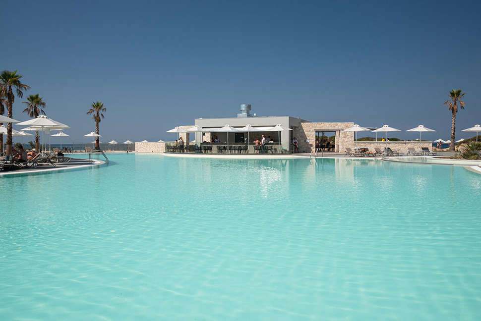 Een foto van het zwembad bij Portes Lithos Luxury Resort
