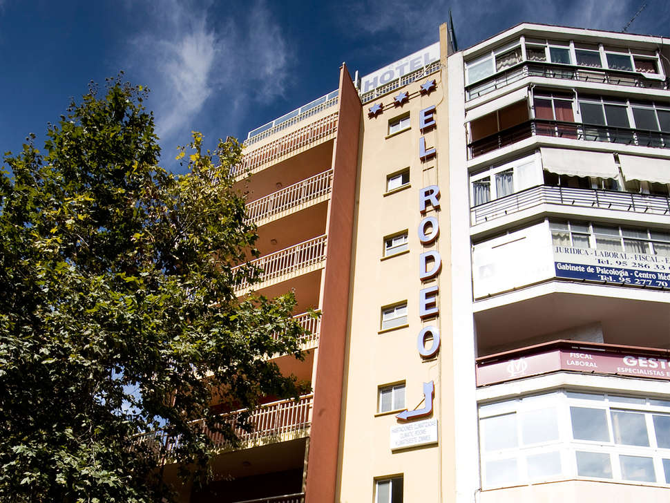 Ein Foto von der Außenansicht des Hotel Monarque El Rodeo