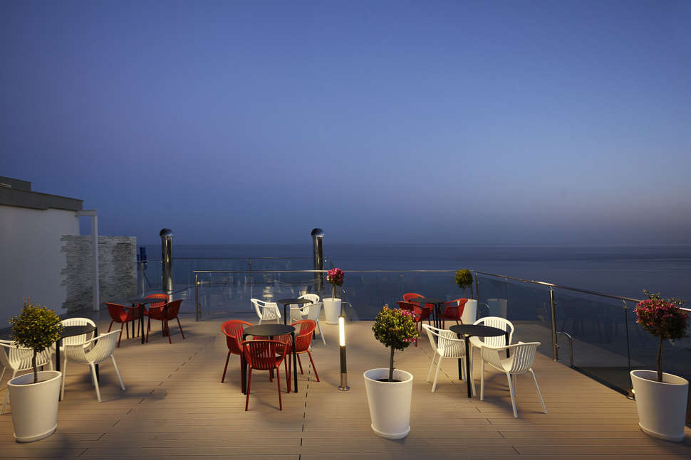 Ein Foto von der Terrasse im Las Arenas Affiliated by Melia