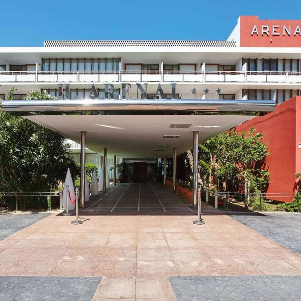 Een foto van de buitenkant van Arenal Hotel