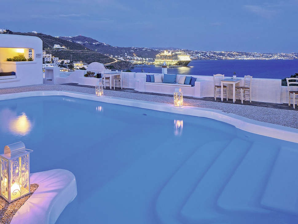 Een foto van het zwembad bij Mykonos Princess Hotel