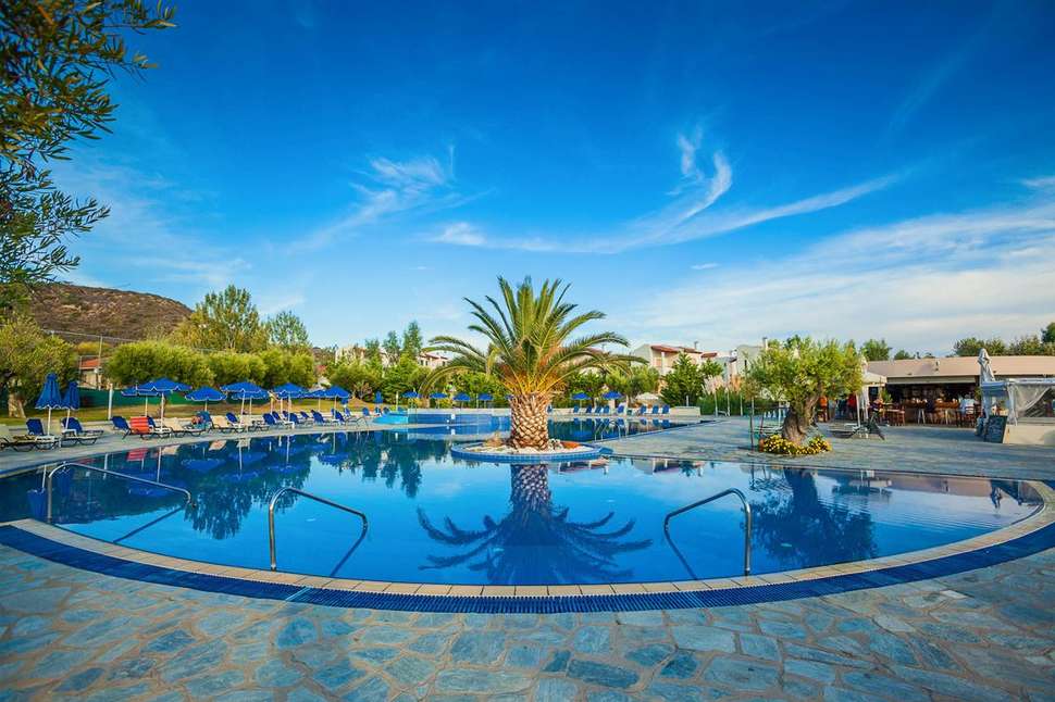 Een foto van het zwembad bij Xenios Anastasia Resort & Spa
