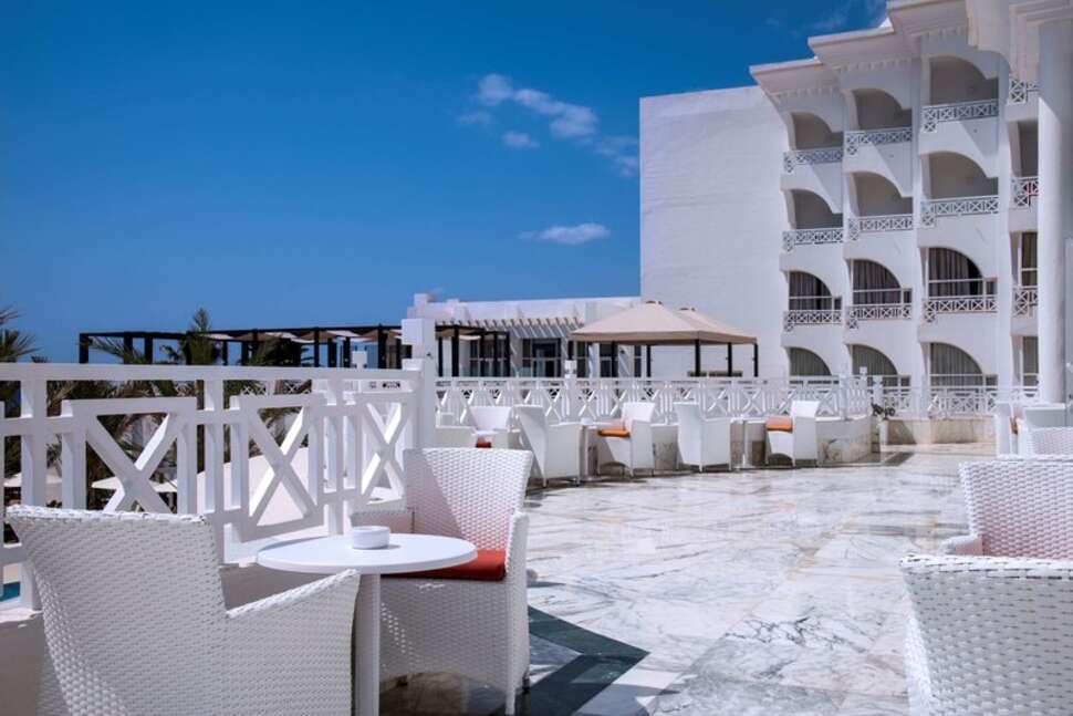 Ein Foto von der Terrasse im Radisson Blu Resort & Thalasso Hammamet