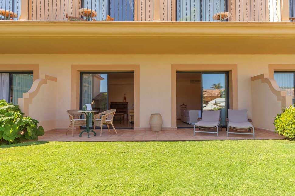 Een foto van het terras bij La Quinta Menorca by Portblue Boutique
