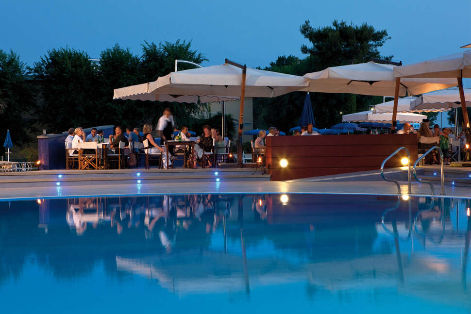 Ein Foto vom Pool im TH Tirrenia Green Park Resort