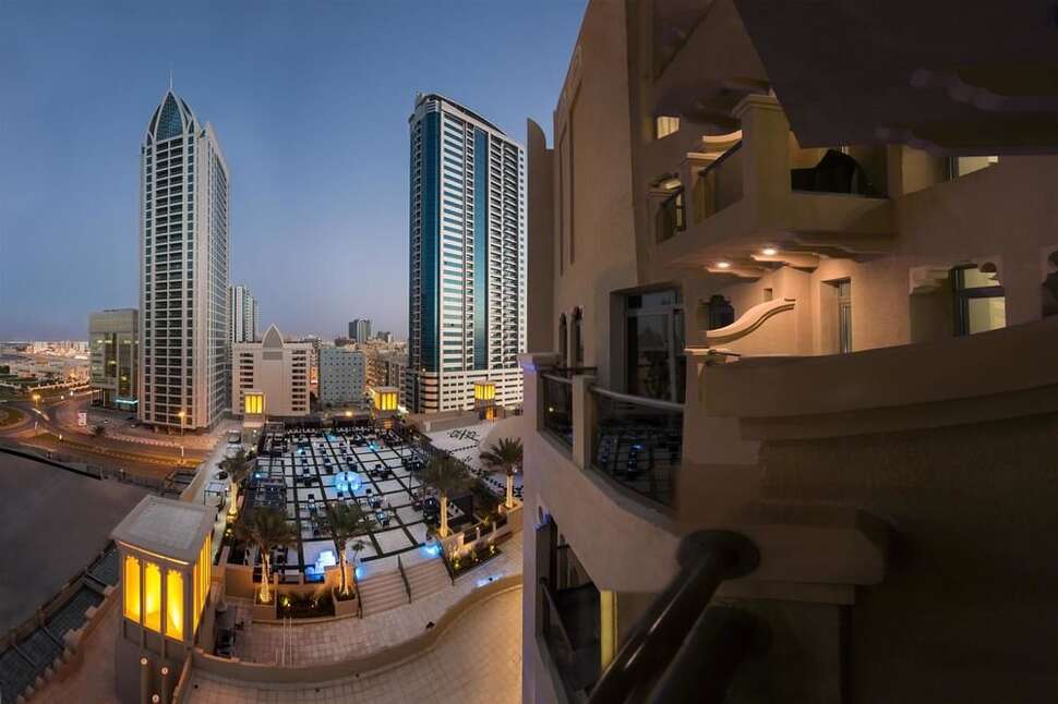 Een foto van de buitenkant van The Ajman Palace