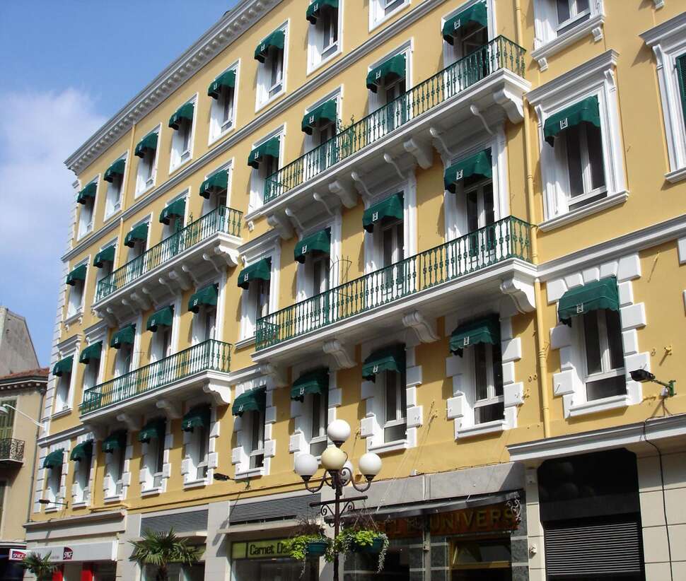 Ein Foto von der Außenansicht des Hotel Univers