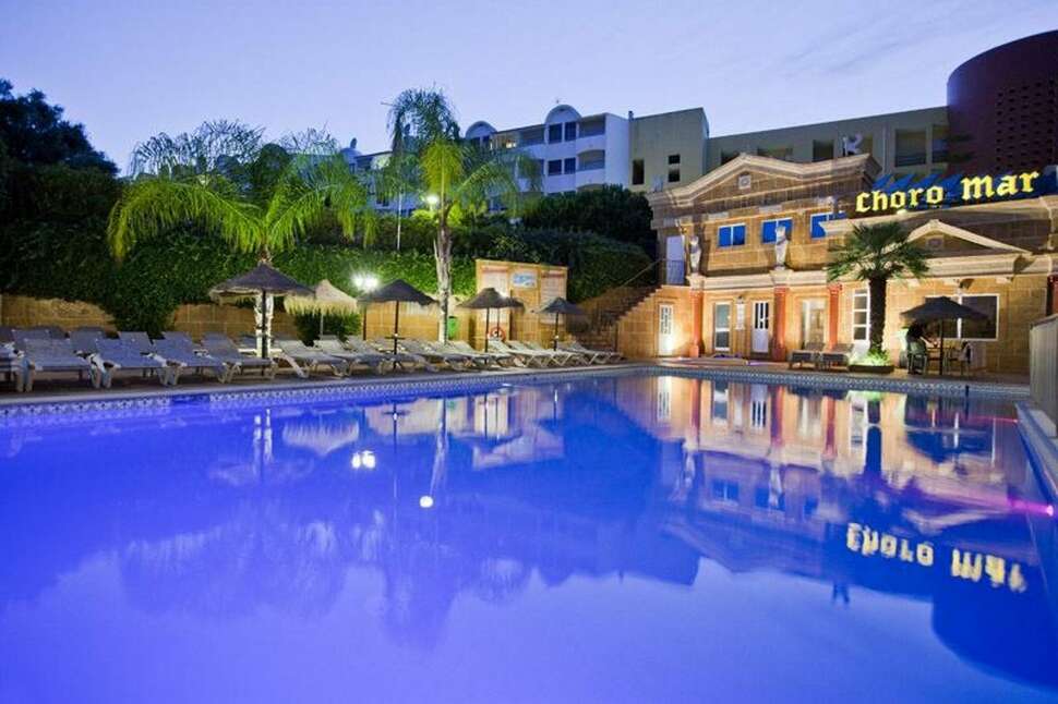 Een foto van het zwembad bij Choro Mar Appartementen