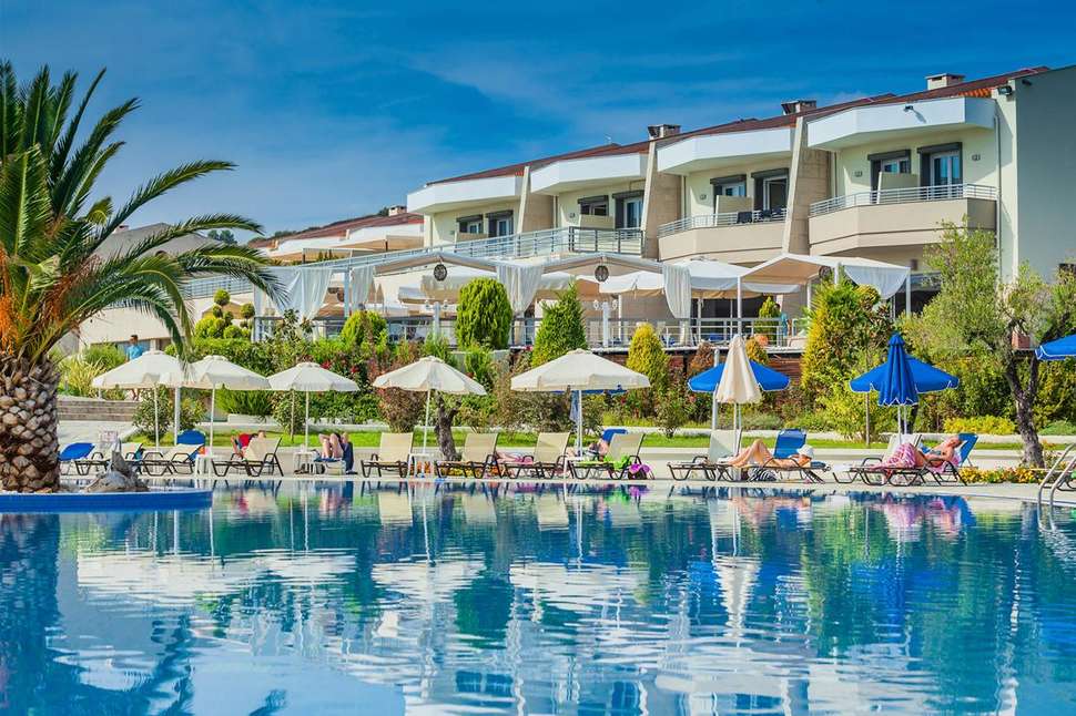 Een foto van het zwembad bij Xenios Anastasia Resort & Spa