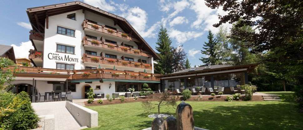 Een foto van de buitenkant van Hotel Chesa Monte