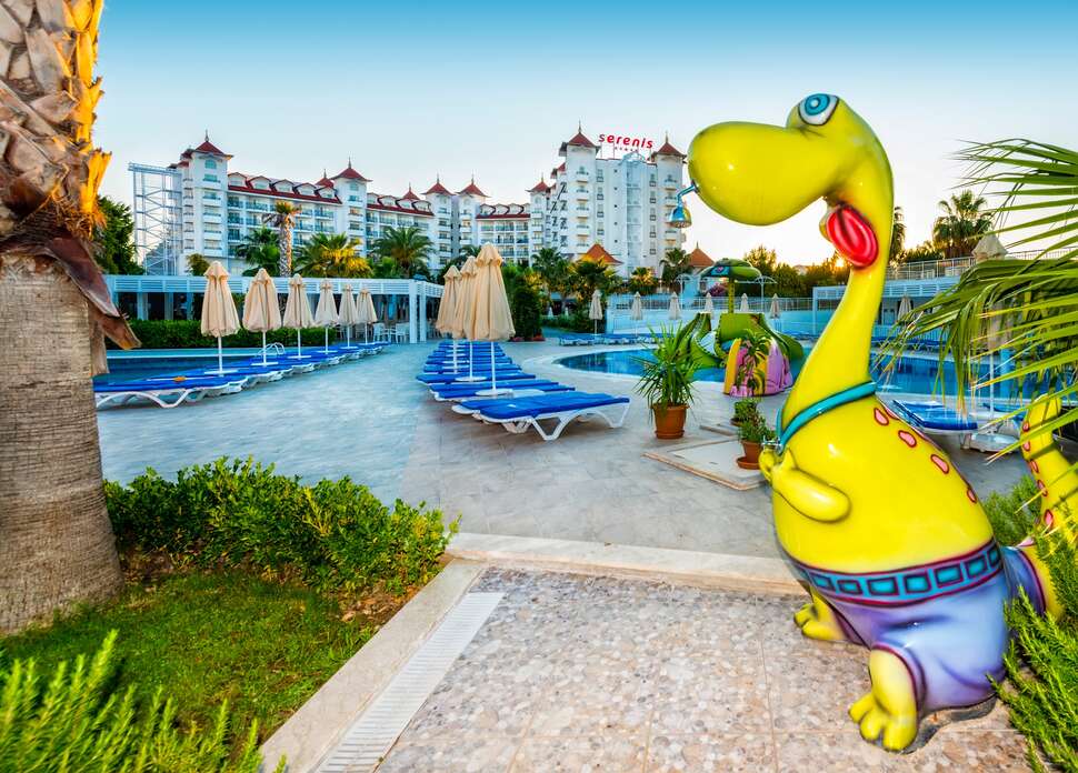 Ein Foto vom Pool im Serenis Hotel