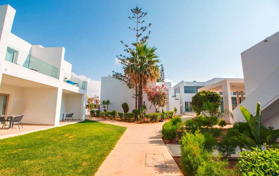 Ein Foto von der Außenansicht des Atlantica Panthea Resort