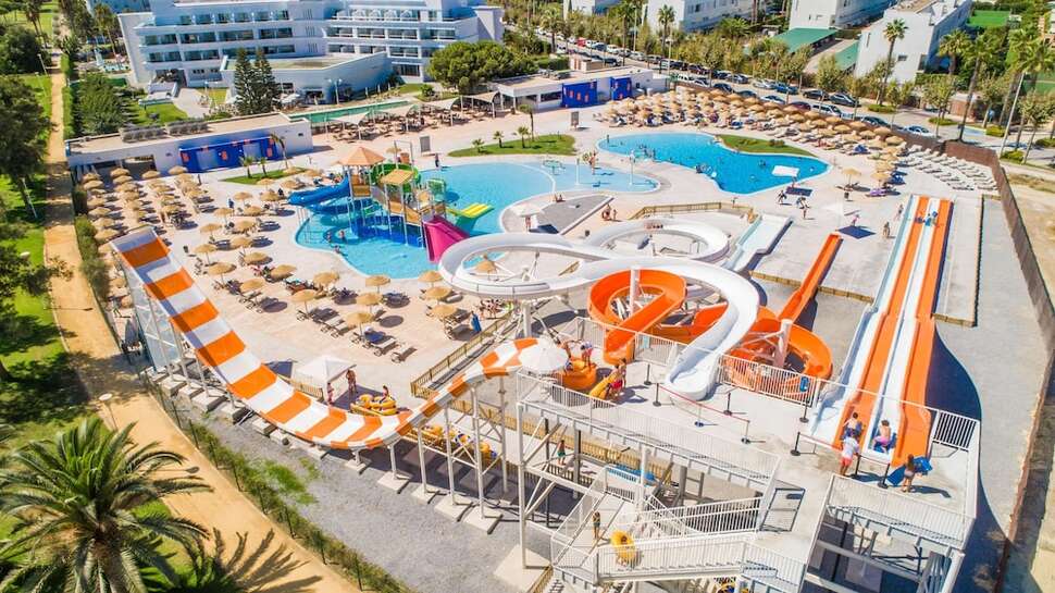 Een foto van het zwembad bij Alegria Costa Ballena