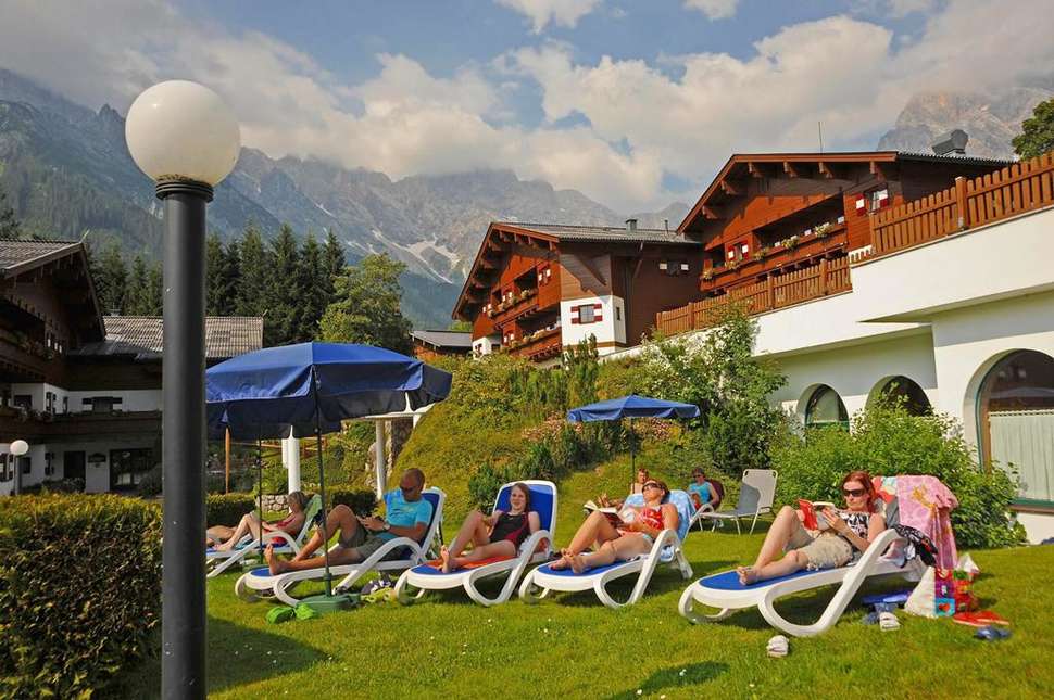 Een foto van het terras bij Marco Polo Club Alpina