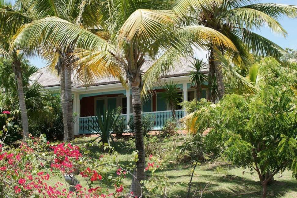 Een foto van de buitenkant van La Plantation